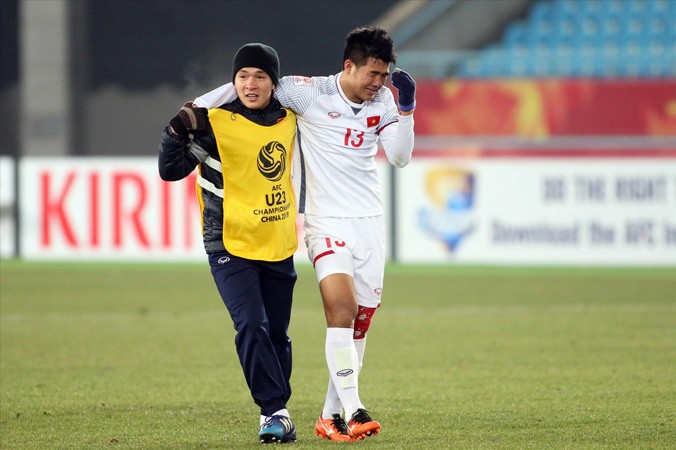 Đức Chinh bật khóc vì sung sướng sau khi cùng U23 Việt Nam giành quyền vào chơi trận chung kết U23 châu Á. Ảnh: Hữu Phạm.