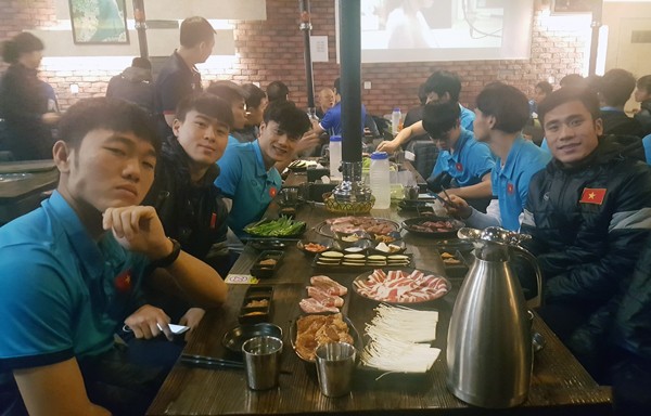 U23 Việt Nam thưởng thức BBQ tại một nhà hàng Hàn Quốc tại Thường Châu. Ảnh: VFF