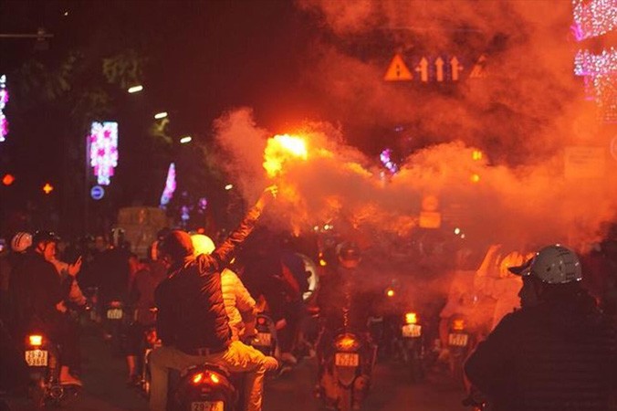 Người dân thủ đô đốt pháo sáng ăn mừng chiến thắng của U23 Việt Nam. Ảnh: Lê Dương.