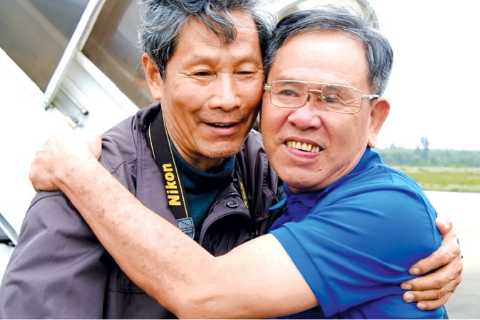 Nhà báo, nhà nhiếp ảnh Chu Chí Thành hội ngộ nhân vật của mình - một trong “Hai người lính” vào sáng 25/1/2018. Ảnh: Triệu Đô.