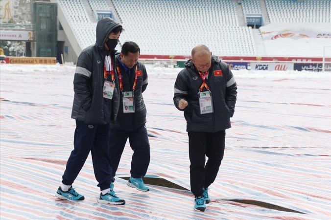 HLV Park Hang Seo kiểm tra mặt cỏ sân Thường Châu để có những lời khuyên hữu ích cho học trò trước trận chung kết. Ảnh: Đoàn Nhật.