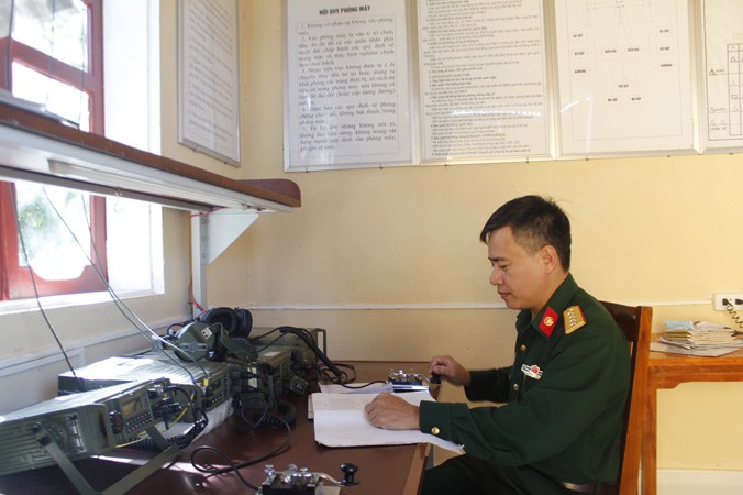 Đại úy QNCN Lê Trung Thắng nhân viên báo vụ Tiểu đoàn 18 - Sư đoàn 324 đang tiến hành phát báo trong ca trực. Ảnh: Lê Tường Hiếu.