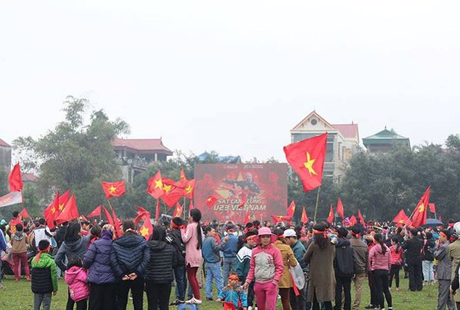 Người hâm mộ đổ về quê Quang Hải chúc mừng.