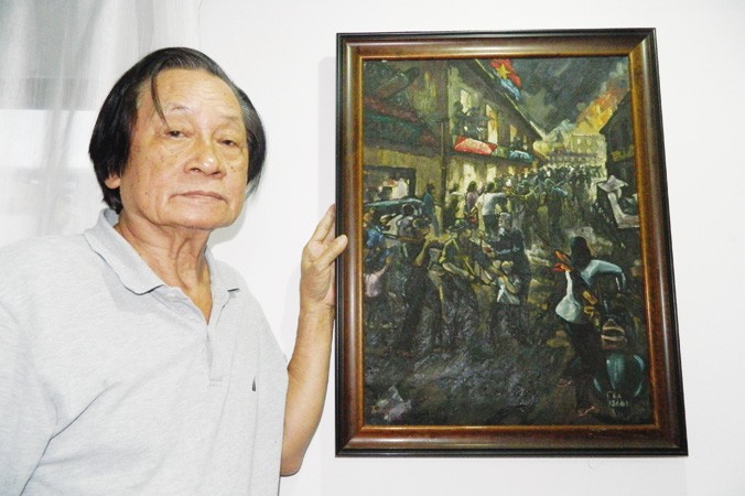 Họa sỹ Trang Phượng bên bức tranh sơn dầu vẽ trên bao cát Mỹ trong cuộc chiến Tết Mậu Thân 1968.