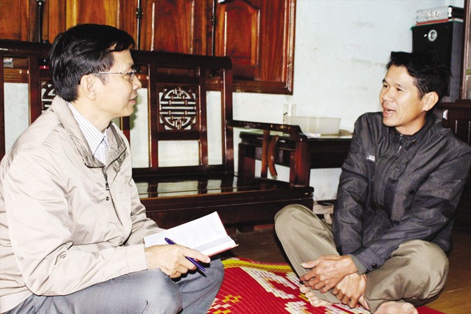 Ðặng Quang Hữu (phải) - “ông chủ nhà băng nỏ giống ai”.