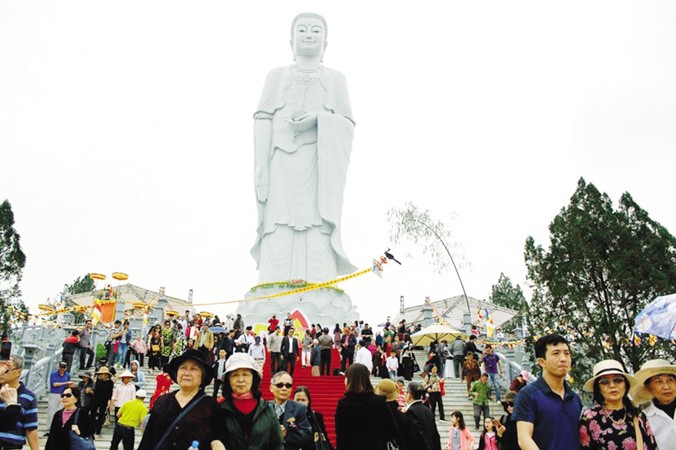 Tượng Phật cao 48m ở Thiên Ðức Vĩnh Hằng Viên, Phú Thọ của điêu khắc gia Thụy Lam mới hoàn thành.