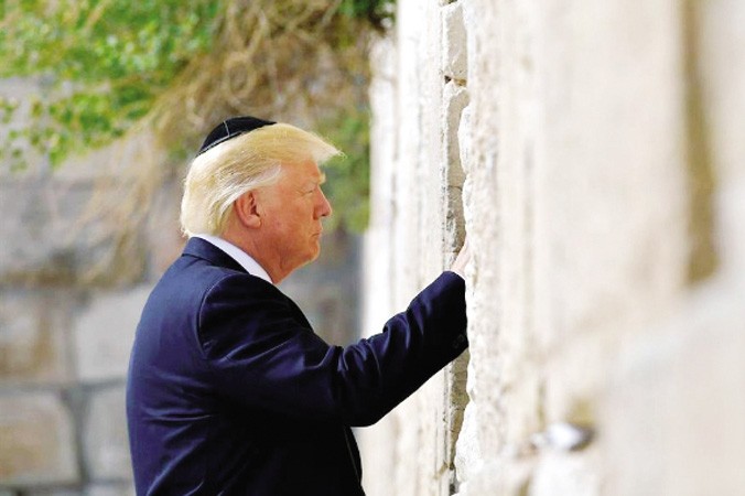 Tổng thống Donald Trump bên Bức Tường. Ảnh: NBC News.
