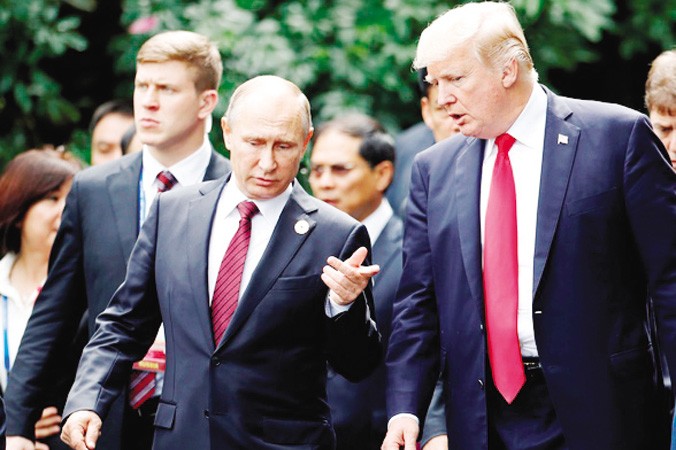Tổng thống Nga Vladimir Putin và Tổng thống Mỹ Donald Trump dự Cấp cao APEC 2017 tại Ðà Nẵng. Ảnh: Huffington Post.