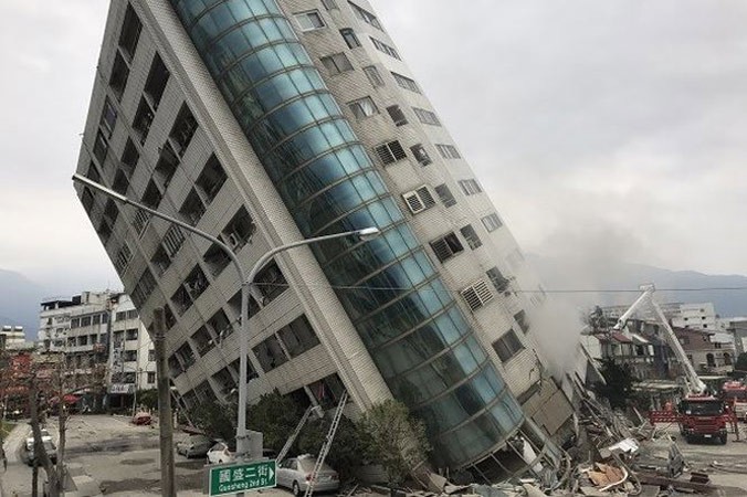 Tòa chung cư Yun Tsui đổ nghiêng sau trận động đất. Ảnh: CNA.