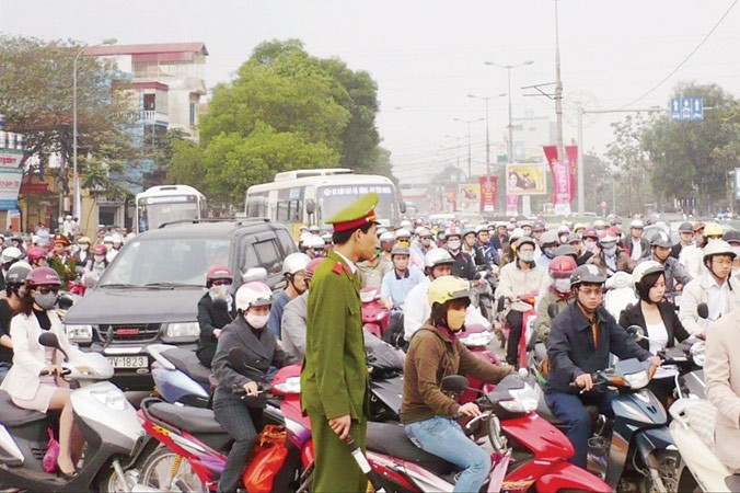 Công an Hà Nội được tăng cường 600 học viên cảnh sát để chống ùn tắc. Ảnh: T.Đảng.