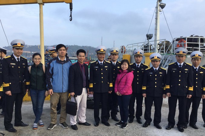 Lãnh đạo Vùng 1 Hải quân chụp ảnh lưu niệm cùng đoàn trên cảng.