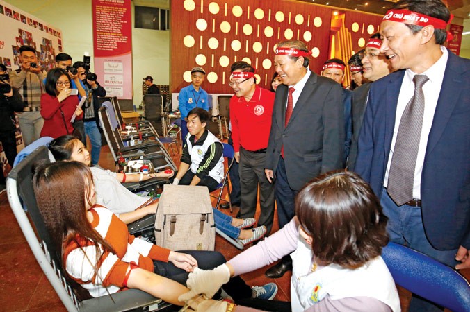 Phó Thủ tướng thường trực Chính phủ Trương Hòa Bình, Ủy viên Bộ Chính trị, Chủ tịch Ủy ban An toàn Giao thông Quốc gia thăm hỏi và động viên sinh viên tham gia hiến máu tại Chủ nhật đỏ. Ảnh: Như Ý.