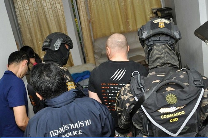 Sergey Medvedev bị cảnh sát Thái Lan dẫn giải.