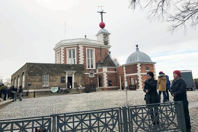Quả cầu thời gian màu đỏ trên nóc toà nhà chính của Ðài Thiên văn Hoàng gia Greenwich.