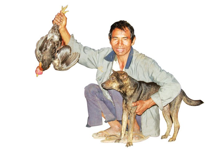 Ông Ksor Lưg vui mừng khi chú chó săn được con gà rừng.
