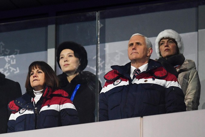 Em gái nhà lãnh đạo Triều Tiên Kim Jong-un đứng ngay sau Phó Tổng thống Mỹ Mike Pence trong lễ khai mạc Olympic Mùa đông hôm 9/2. Ảnh: Time.