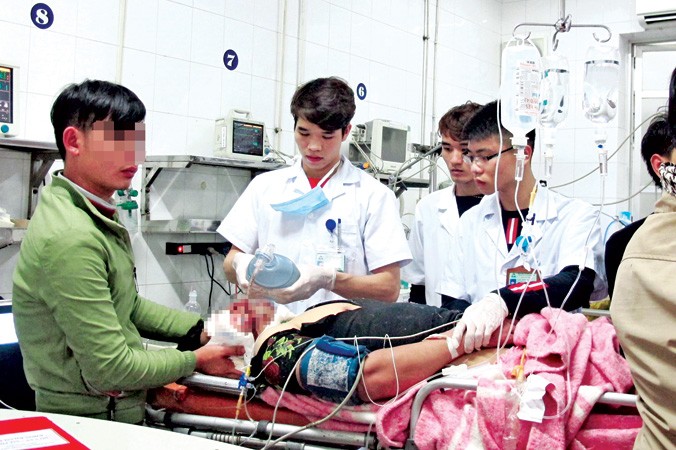 Cấp cứu nạn nhân TNGT do rượu bia dịp Tết tại Bệnh viện Việt Đức (Hà Nội).