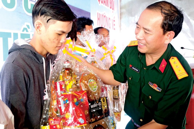 Thượng tá Đinh Quốc Hùng, Trưởng ban Thanh niên Quân đội, tặng quà Tết cho các nghiệp đoàn tàu cá ở huyện Gò Công Đông (Tiền Giang). Ảnh: CTV.