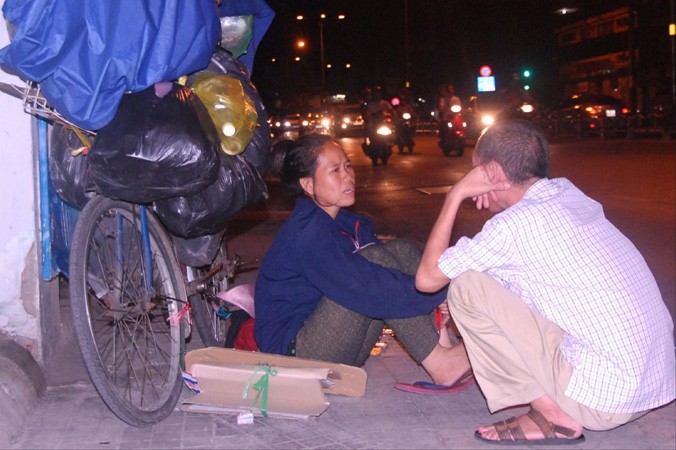 Chị Loan (trái) trò chuyện với một người đi làm từ thiện ngày Tết.