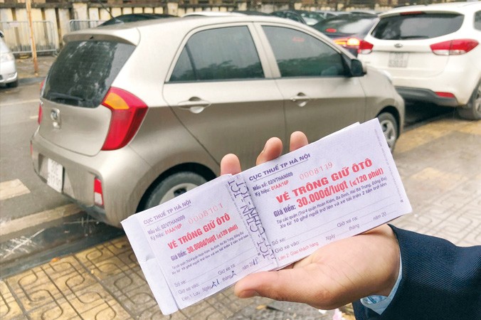Ngoài thu giá vé cao và không đúng quy định cho xe 5 chỗ, Cty Huy Khánh còn không xuất trình giấy phép trông xe ở phủ Tây Hồ khi đoàn kiểm tra yêu cầu.