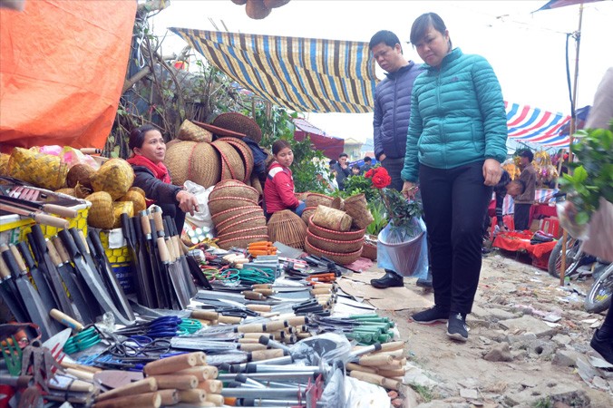 Người dân đi chợ Viềng, di tích lịch sử Phủ Dày mua nông cụ, cây cảnh cầu may​. Ảnh: Nguyễn Hoàn.
