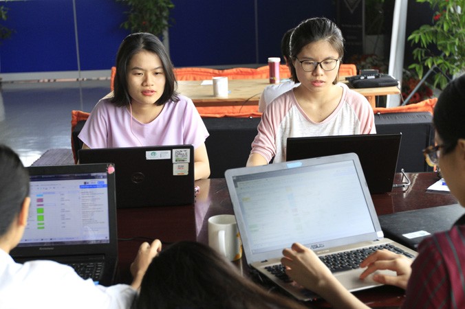 Cấn Thị Thanh Hiền (trái) và nhóm bạn đang điều hành dự án Fresh Deli với hy vọng kiếm được tài trợ để tiếp tục phát triển dự án. Ảnh: Trường Phong.