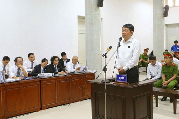 Ông Đinh La Thăng khai trước tòa rằng, PVN đã xin thoái vốn khỏi OceanBank từ 2012-2013 nhưng không được (?).