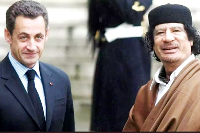 Ông Nicolas Sarkozy (trái) và ông Muammar Gaddafi tại Paris năm 2007. Ảnh: Independent.