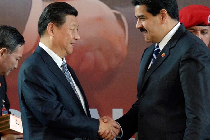 Tổng thống Venezuela Nicolas Maduro (phải) bắt tay với Chủ tịch Trung Quốc Tập Cận Bình trong lễ ký kết các hiệp định ở Caracas hôm 21/7/2014. Ảnh: Leo Ramirez.