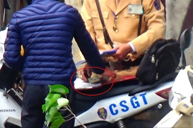 Bước đầu Công an TP Hà Nội thấy có dấu hiệu tiêu cực trong thực hiện nhiệm vụ của Cảnh sát Giao thông Hà Nội. Ảnh cắt từ clip.