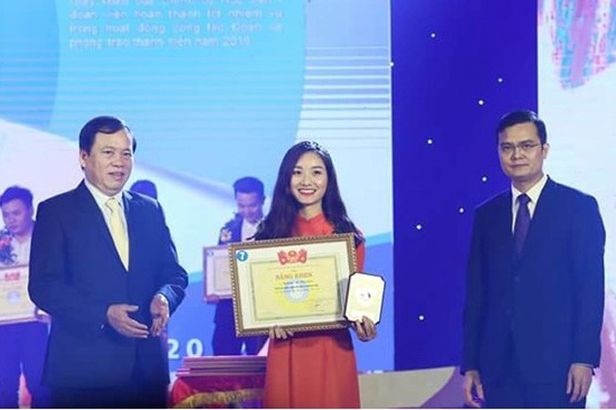 Nghiêm Thị Kim Liên vinh dự được nhận giải thưởng Sao tháng giêng năm 2017. Ảnh: T.H.