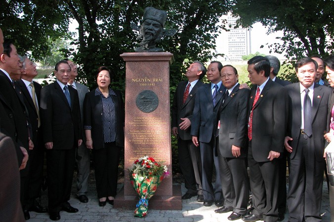 Thủ tướng Phan Văn Khải bên tượng Nguyễn Trãi ở Quebec, Canada (tháng 7/2005). Ảnh: XB.