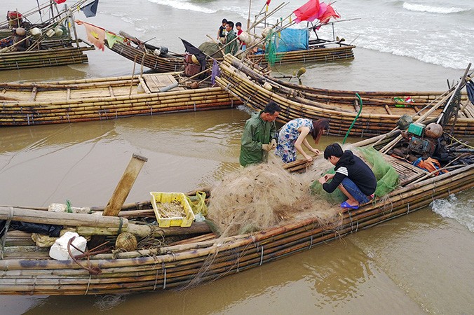 Ngư dân miền Trung Việt Nam đánh bắt hải sản. Ảnh: Hoàng Mạnh Thắng.