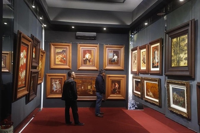 Tranh sơn mài chiếm đa số tranh triển lãm đợt này của Nguyễn Huyến.