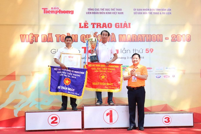 Trưởng ban tổ chức Lê Xuân Sơn trao cúp vô địch cho đoàn Bình Phước. Ảnh: Như Ý.