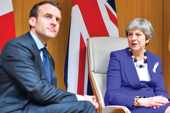Thủ tướng Anh Theresa May (phải) và Tổng thống Pháp Emmanuel Macron trong cuộc gặp vừa qua tại trụ sở EU. Ảnh: Guardian.