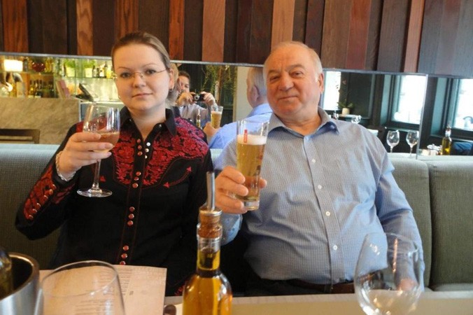 Cựu điệp viên Nga Sergei Skripal (66 tuổi) và con gái Yulia (33 tuổi) tại nhà hàng Zizzi ở thành phố Salisbury - nguồn cơn của vụ 24 nước đồng loạt trục xuất các nhà ngoại giao Nga. Ảnh: The Sun.