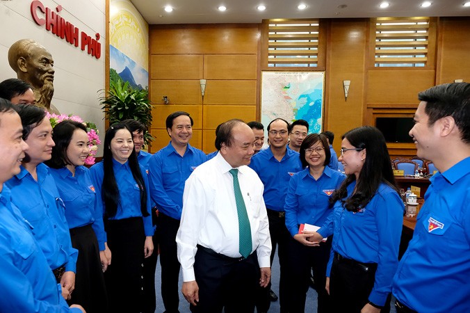 Thủ tướng Nguyễn Xuân Phúc trò chuyện với các cán bộ Đoàn tại buổi làm việc sáng ngày 13/4. Ảnh: Quang Hiếu.