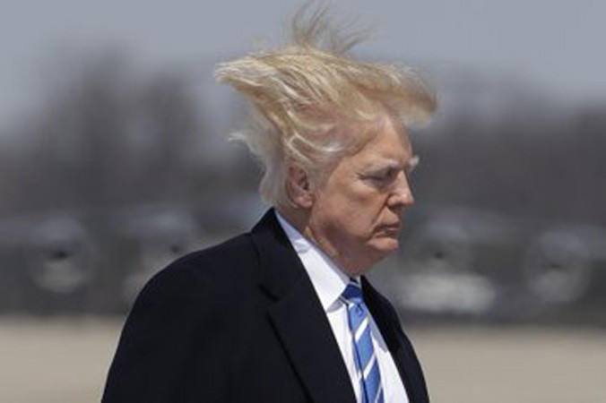 Bộ tóc dựng ngược của ông Trump.