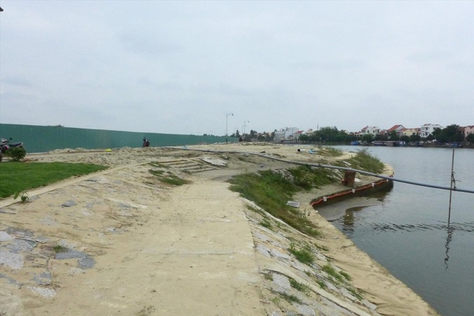 Dự án của Gami đã xây kè nâng cao cồn lên 1,5m, nguy cơ làm xói lở hai bên bờ. Ảnh: Trần Tuấn.