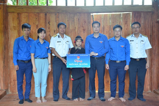 Lãnh đạo, đại diện Ban Thanh niên Hải quân và Tỉnh Đoàn Tuyên Quang trao tặng “Ngôi nhà 100 đồng” cho gia đình em Lý Thị Sang. Ảnh: T.L.