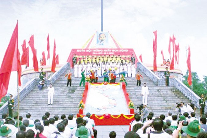 Lễ thượng cờ TNNS tại Di tích QGÐB Ðôi bờ Hiền Lương-Bến Hải.