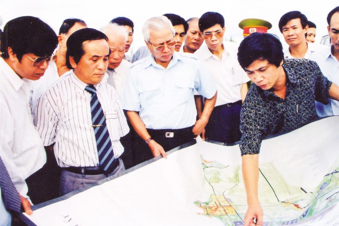 Tác giả trình bày đồ án quy hoạch với cố Thủ tướng Võ Văn Kiệt và các lãnh đạo Quảng Nam - Ðà Nẵng.