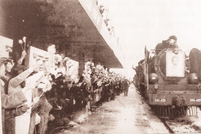 Ðoàn tàu khánh thành đường sắt Thống nhất xuất phát từ TP HCM đến Hà Nội vào ngày 4/1/1977. Ảnh: Tư liệu.