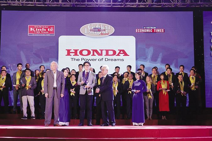 Giây phút Honda nhận giải thưởng Rồng vàng 2018.
