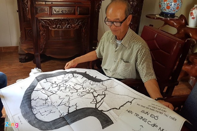 Nguyên Chủ tịch UBND TP.HCM Võ Viết Thanh trình ra bản đồ hiện trạng cấp nước 1/5.000 của khu đô thị Thủ Thiêm. Ảnh: Phan Công.