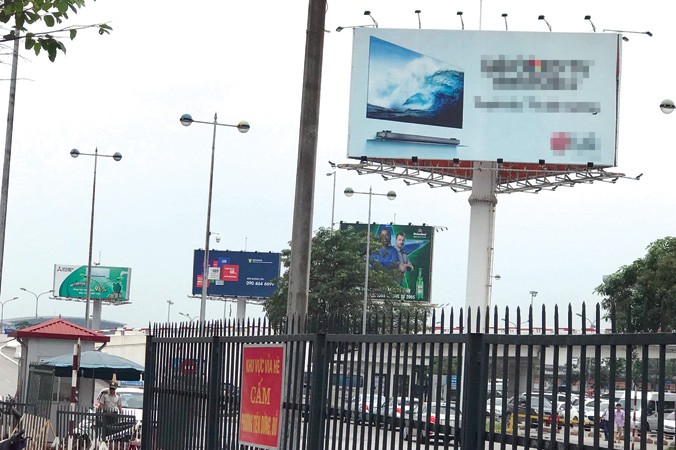 Thanh tra thành phố kiến nghị xử lý vi phạm quảng cáo tại nhà ga hàng không Nội Bài.