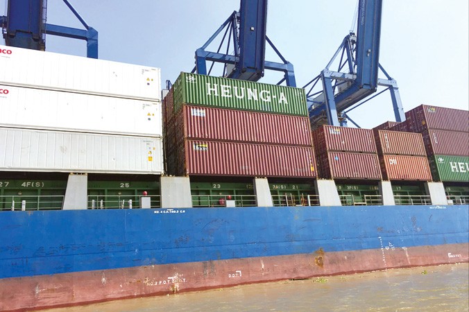 Container ùn ứ tại Cảng Cát Lái vì hàng phế liệu tồn đọng quá nhiều. Ảnh: T.N.