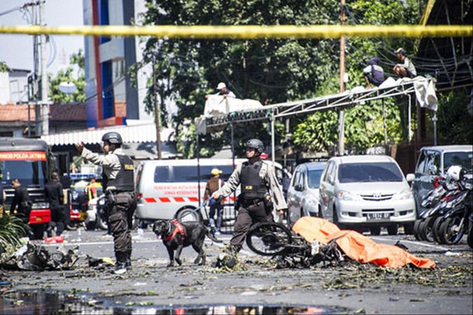 Hiện trường một vụ đánh bom ở Indonesia. Ảnh: CNA.