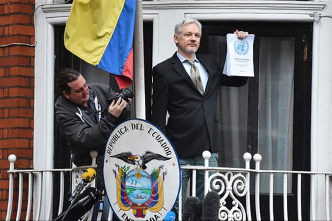 Ông chủ WikiLeak và cơ hội mong manh ở lại đại sứ quán Ecuador tại London.